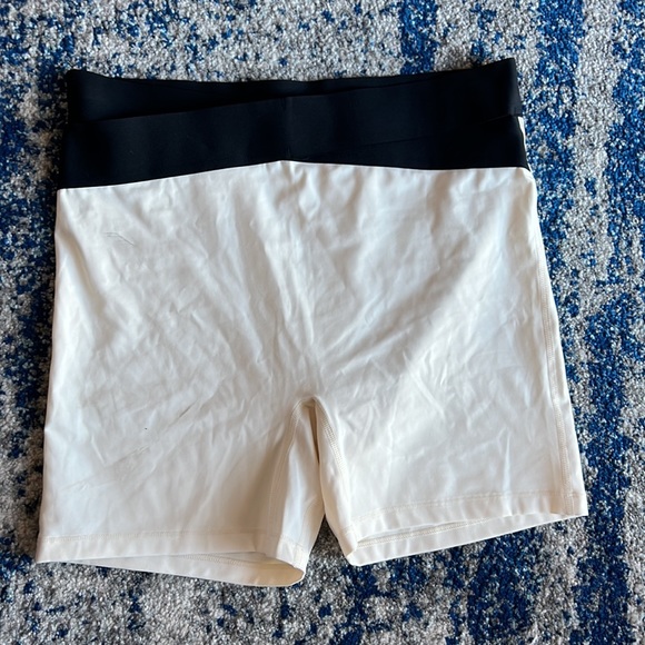 LE ORE Corso Crossover Biker Short in Canvas & Black
Le ORE large - Picture 5 of 8